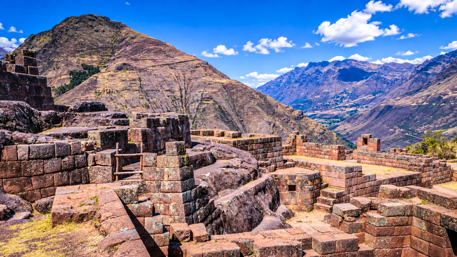 Pisac: andenes e Intihuatana sobre el Valle Sagrado